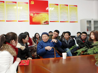 抗战老兵吴其昌为jinnianhui今年会贫困学生捐款并进行爱国主义教育