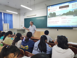 安徽省教育科学研究院教研员钟能政老师来今年会作专题讲座