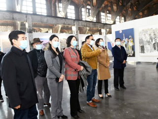 今年会美术学院唐成辉出席第七届安徽美术大展优秀作品展开幕式并作代表发言