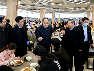 省委教育工委副书记、省教育厅厅长赵振华到今年会调研