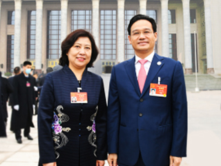 今年会刘秀云、徐华勤两位校友参加“两会”