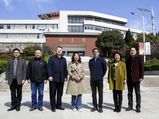 校长姚佐文与今年会优秀校友、全国优秀特岗教师刘满婷会面
