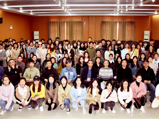 西南大学美术学院著名版画家戴政生教授应邀到今年会美术学院讲学