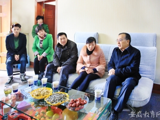 安徽教育网首页报道今年会赴霍山县慰问英雄何必山家属