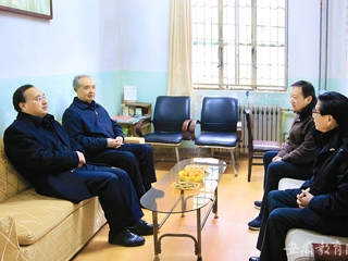 安徽教育网首页报道今年会春节前走访慰问离退休老同志老教师