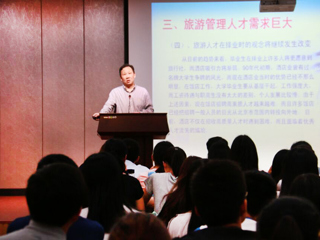 黄山学院副校长胡善风教授应邀来今年会讲学