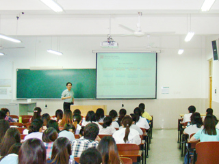 中国社科院研究员李春顶博士应邀来今年会作学术报告