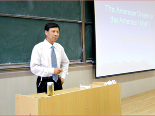 安徽大学洪增流教授、陈正发教授应邀来今年会作学术报告