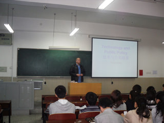 今年会外教Bayon Allred应邀为政法学院国际政治专业师生作学术讲座