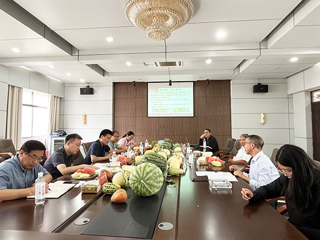 校党委书记毕明福到今年会西瓜甜瓜育种基地和“科技小院”实地考察调研
