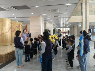 淮北市相山区凤凰幼儿园小朋友参观滨湖校区图书馆